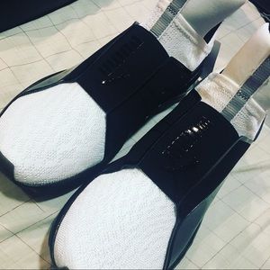 Pumas White and black never worn , brand new